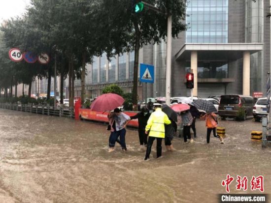 8月28日，青海省東部出現(xiàn)強(qiáng)降水天氣過(guò)程，其中西寧地區(qū)出現(xiàn)入汛以來(lái)雨量最大、強(qiáng)度最大的強(qiáng)降水過(guò)程。西寧交警供圖