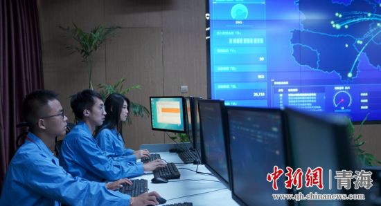 圖為國網青海電力大數據中心工作人員正在監(jiān)控綠電相關數據。王國棟攝
