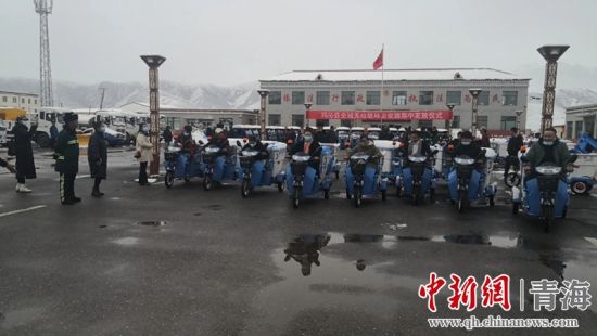 圖為環(huán)衛(wèi)設(shè)施集中發(fā)放儀式現(xiàn)場(chǎng)。甘恩超 攝
