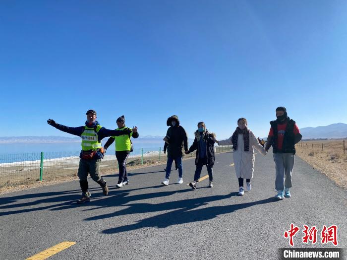 圖為徒步現(xiàn)場?！±罱瓕?攝
