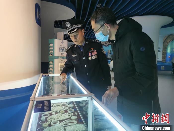 圖為森林警察為游客講解查獲這些象牙制品過程中發(fā)生的真實故事?！∥乃碱?攝