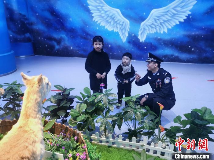 圖為森林警察為小朋友科普野生動物保護(hù)知識?！∥乃碱?攝