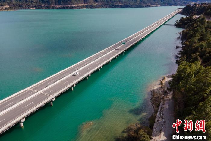 資料圖為西藏拉薩至林芝高等級公路多布湖風(fēng)光?！〗w波 攝