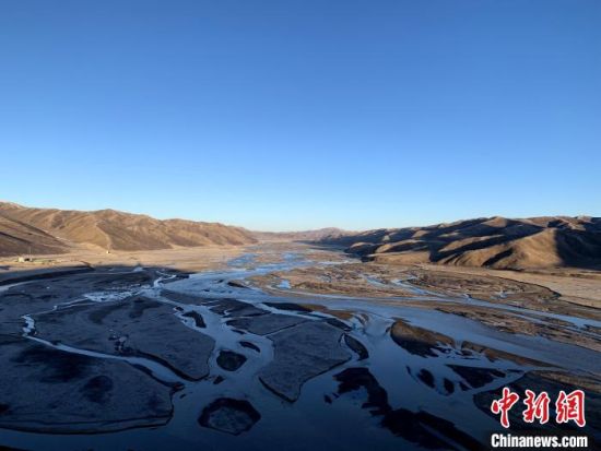 圖為三江源腹地，黃河流經(jīng)達(dá)日縣。（資料圖） 孫睿 攝 　　