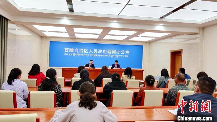 圖為西藏阿里地區(qū)在拉薩召開(kāi)新聞發(fā)布會(huì)，發(fā)布西藏和平解放70年來(lái)阿里地區(qū)經(jīng)濟(jì)社會(huì)發(fā)展成就?！∝暽＠?攝
