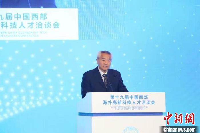 全國政協(xié)副主席、九三學(xué)社中央常務(wù)副主席邵鴻出席論壇并致辭?！∷拇ㄊ∥y(tǒng)戰(zhàn)部供圖