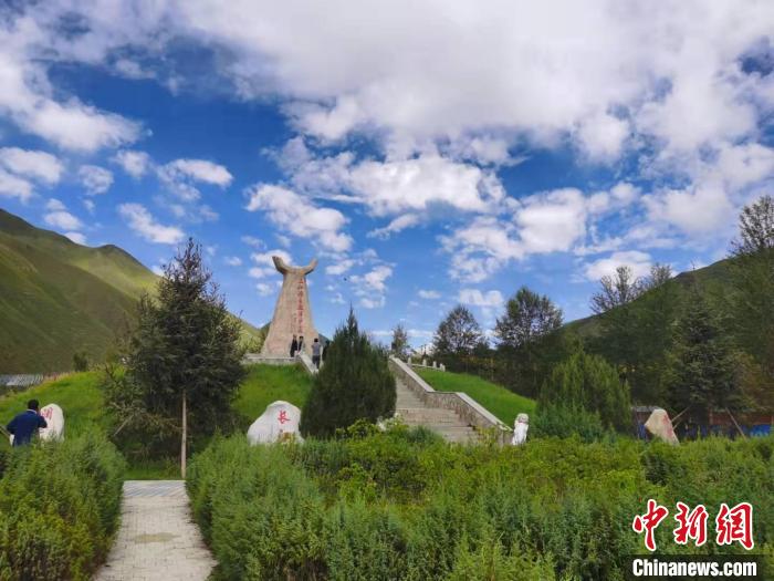圖為三江源自然保護區(qū)紀念碑?！∏嗪Ｊ∥幕吐糜螐d供圖
