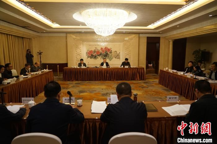 圖為座談會(huì)現(xiàn)場(chǎng)?！∨擞隄?攝