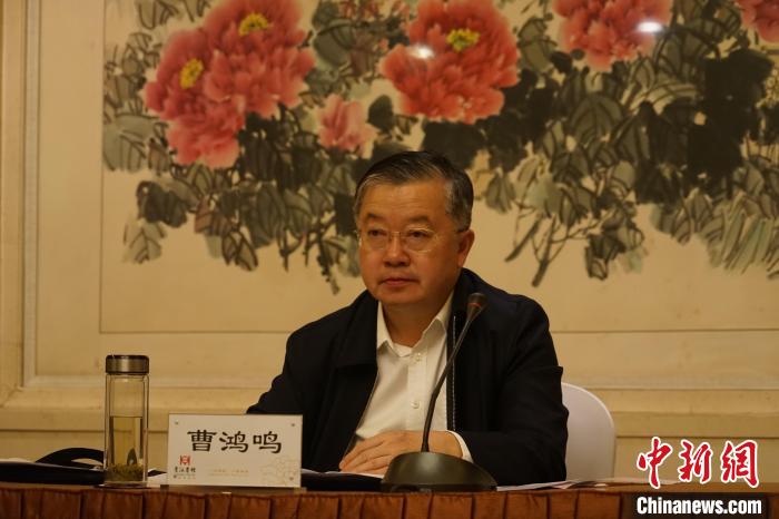 圖為全國(guó)人大常委會(huì)委員、全國(guó)人大華僑委員會(huì)副主任委員、致公黨中央副主席曹鴻鳴講話。　潘雨潔 攝