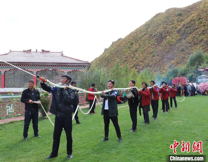 圖為護(hù)林員體驗(yàn)架設(shè)水泵?！〔际猩窒乐ш?duì) 供圖