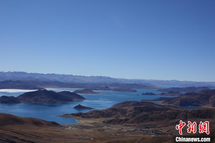 冬日羊卓雍措：湖水湛藍(lán)，如詩(shī)如畫(huà)