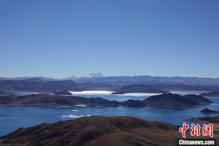 圖為從海拔約5000米的魯日拉觀景臺(tái)俯瞰羊湖?！∪轿木?攝