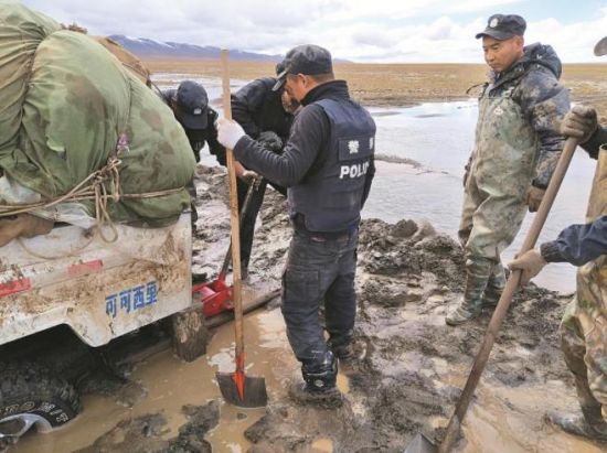巡山途中車輛陷入泥坑。