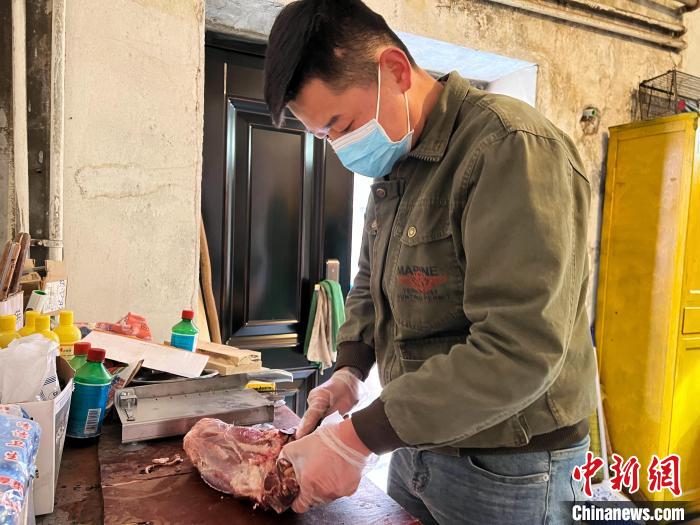 圖為雪豹“奶爸”史壽軍正在準(zhǔn)備投喂雪豹的食材?！●R銘言 攝