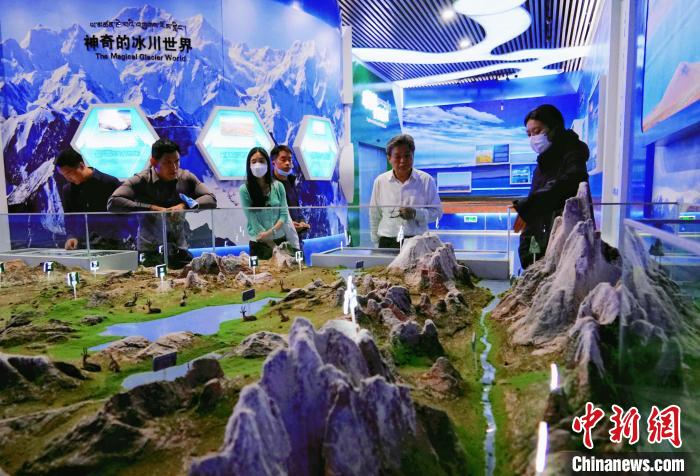 圖為中外嘉賓在玉樹(shù)州博物館內(nèi)參觀?！●R銘言 攝