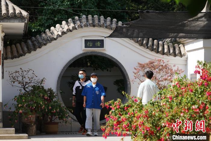 圖為市民在西寧園林植物園內(nèi)觀花賞景。　馬銘言 攝