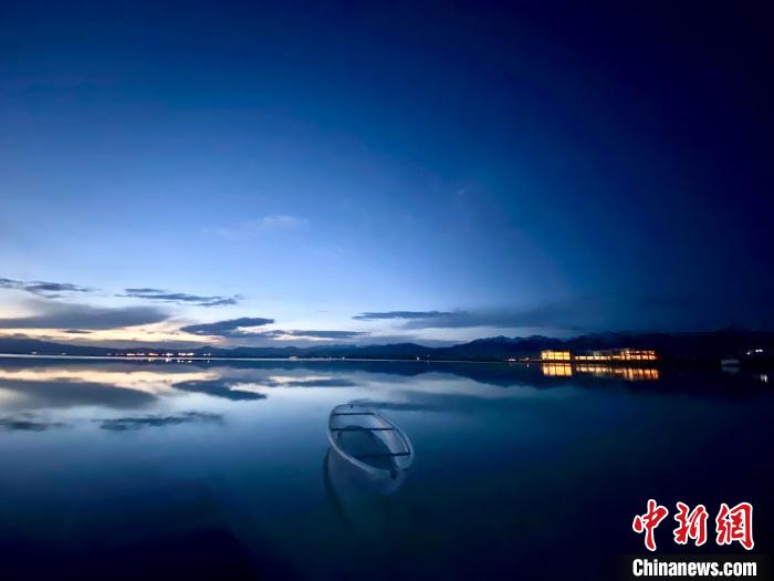 圖為茶卡天空壹號(hào)景區(qū)?！±罱瓕?攝