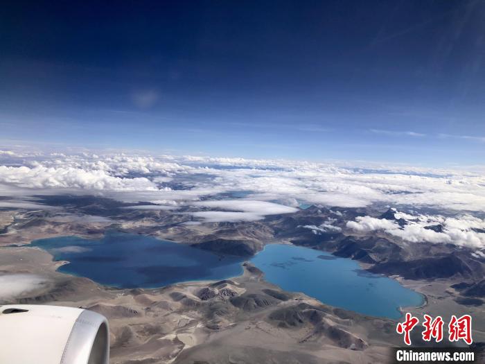 西藏阿里到拉薩航班途經(jīng)的高原湖泊。　<a target='_blank' href='/'><p  align=