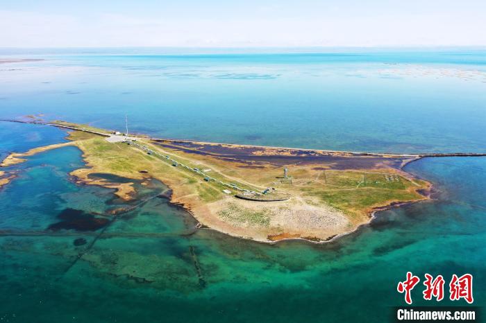 圖為無人機航拍青海湖?！≮w海梅 攝
