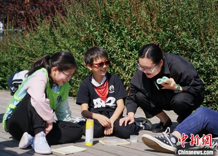 圖為小朋友在青海西寧湟水國家濕地公園內(nèi)認識植物并進行繪畫?！●R銘言 攝