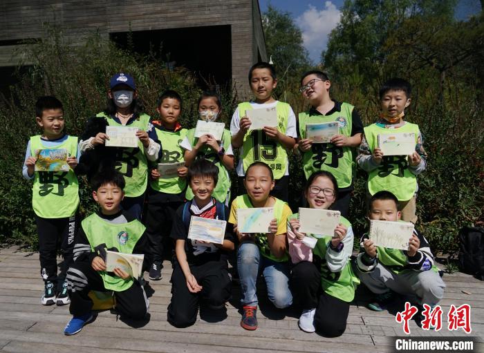 圖為小朋友展示學(xué)習(xí)成果?！●R銘言 攝