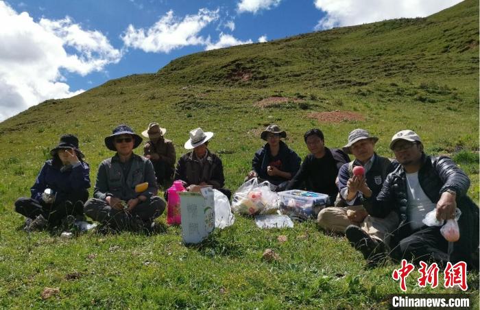 科研團(tuán)隊(duì)在熱魯盆地工作合影。　中科院青藏高原所 供圖