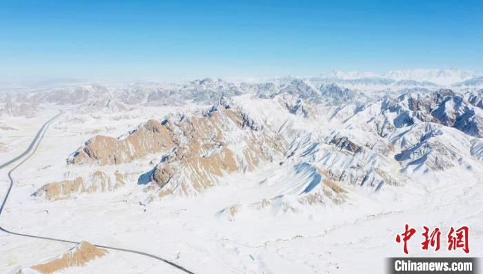 圖為無人機(jī)航拍高原雪景?！《继m縣融媒體中心供圖