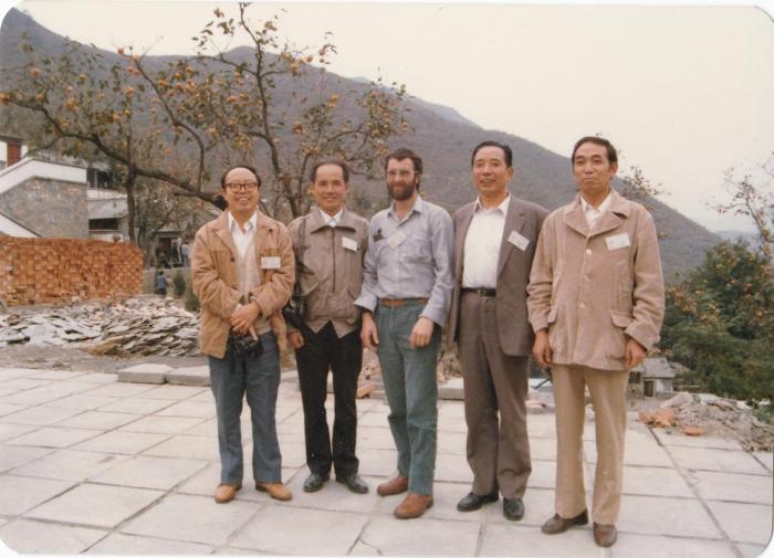 1987年早期脊椎動(dòng)物國(guó)際研討會(huì)在中國(guó)舉行，劉玉海先生(右一)與中外同行專家合影。　Gavin Young(澳大利亞) 供圖