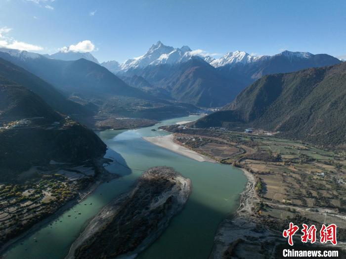 西藏林芝雅魯藏布大峽谷的雪山風(fēng)光?！《拘?攝