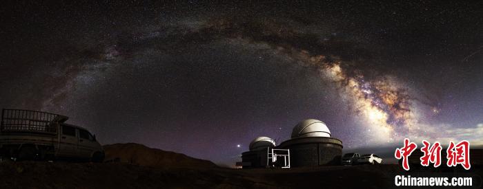 資料圖為冷湖賽什騰山天文臺址的星空。　冷湖工業(yè)園區(qū)供圖