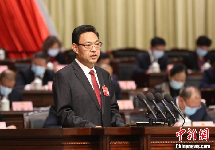 圖為青海省西寧市人民政府代市長(zhǎng)石建平作政府工作報(bào)告。　祁增蓓 攝
