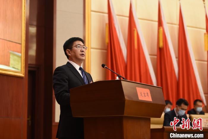 圖為青海省果洛州人民政府州長(zhǎng)葉萬彬作政府工作報(bào)告?！　《嘟馨盒?攝