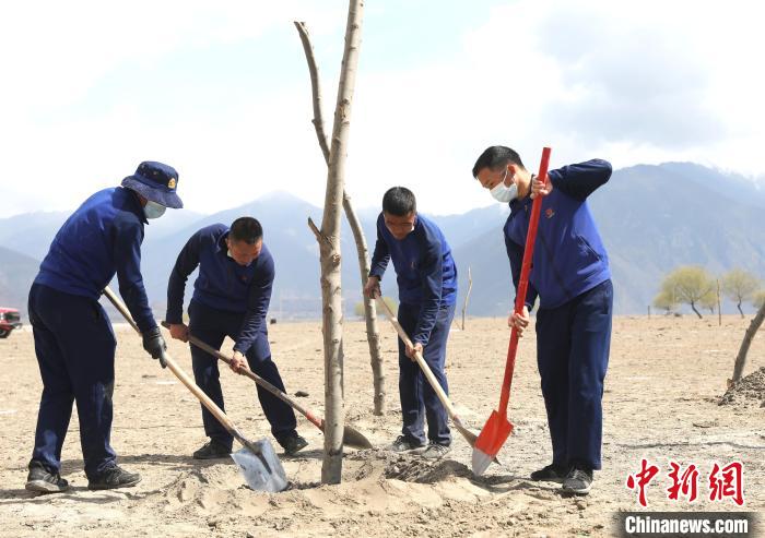 林芝市巴宜區(qū)森林消防中隊志愿服務(wù)隊正在平坑。　西繞拉翁 攝