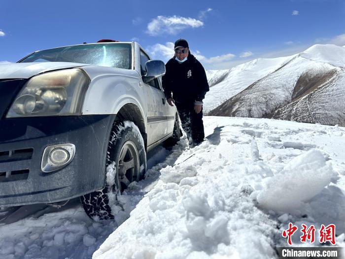 圖為生態(tài)管護(hù)人員準(zhǔn)備在雪地推車?！《“瓦_(dá)杰 攝