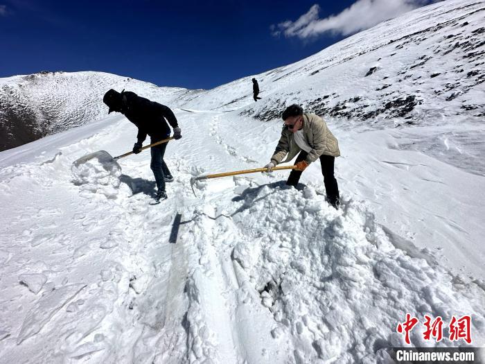 圖為生態(tài)管護(hù)人員在巡護(hù)道路上清雪?！《“瓦_(dá)杰 攝