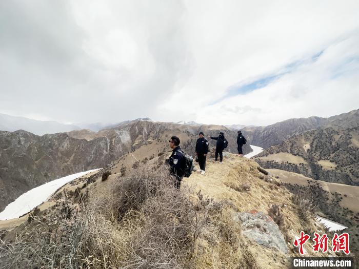 圖為曲麻萊縣崗當(dāng)村的生態(tài)管護(hù)人員開(kāi)展巡護(hù)。　丁巴達(dá)杰 攝