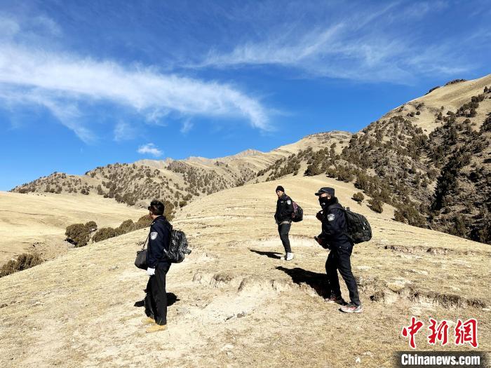 圖為生態(tài)管護(hù)人員開(kāi)展巡護(hù)?！《“瓦_(dá)杰 攝