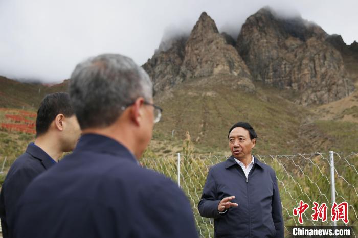 圖為西藏自治區(qū)人大常委會(huì)副主任、拉薩南北山綠化指揮部副總指揮江白(右)?！∝暣_ 攝
