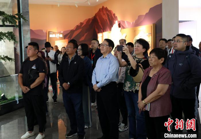 圖為臺商參訪祁連山國家公園生態(tài)科普館?！⊙Φ?攝