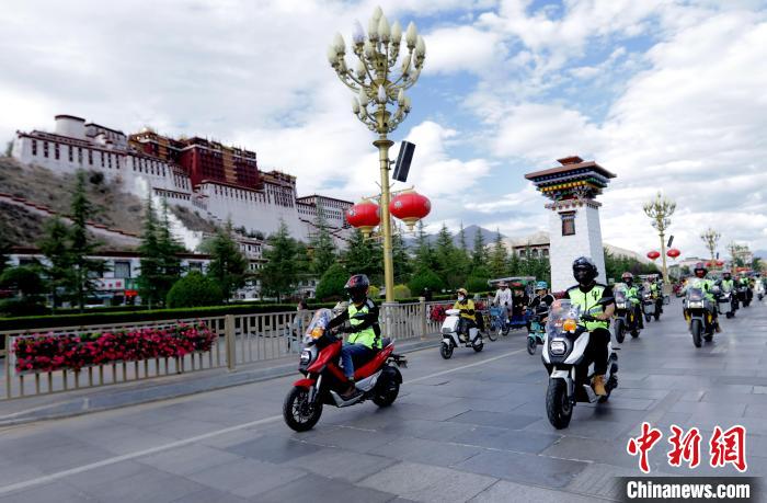 圖為2023年極地G219集結(jié)賽暨金卡納場地賽選手途經(jīng)拉薩布達(dá)拉宮。　游牧地球供圖