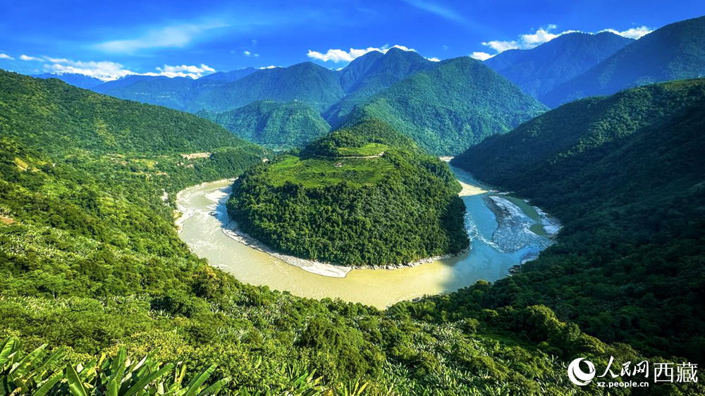 風(fēng)景秀麗、植被繁茂的西藏林芝市墨脫縣果果塘大拐彎。人民網(wǎng)記者 次仁羅布攝
