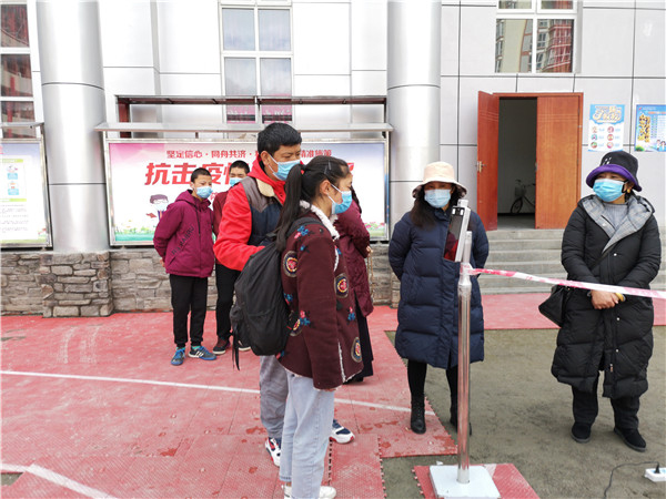 圖片默認標(biāo)題_fororder_1、學(xué)生排隊進入校園-攝影-左斌