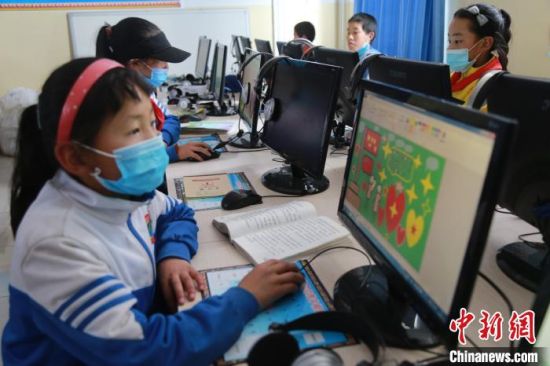 圖為鄉(xiāng)村學(xué)校少年宮的孩子們正在上電腦課?！〔抛尡尽z