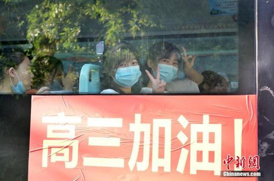 資料圖：2020年7月，廣西南寧沛鴻民族中學(xué)內(nèi)，高三學(xué)生乘坐高考專車前往考點(diǎn)。 中新社記者 俞靖 攝