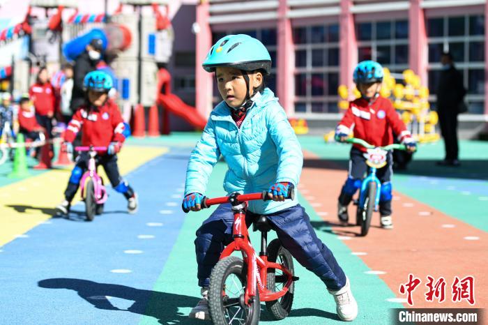 圖為拉薩市實驗幼兒園孩子們正在練習(xí)滑步車。　何蓬磊 攝