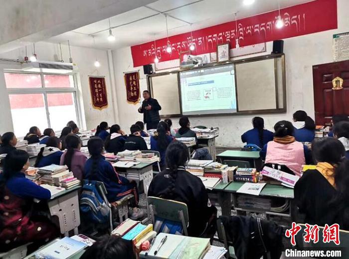 學(xué)生在免費(fèi)輔導(dǎo)班上課?！∧岈敵?攝