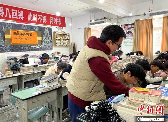學(xué)生在免費(fèi)輔導(dǎo)班上課。　尼瑪初 攝