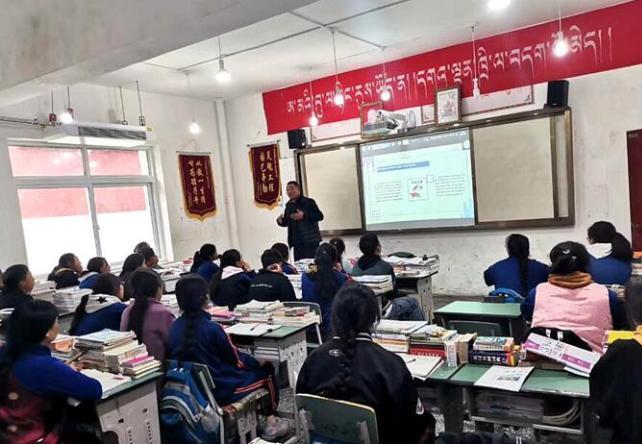 學生在免費輔導(dǎo)班上課?！∧岈敵?攝