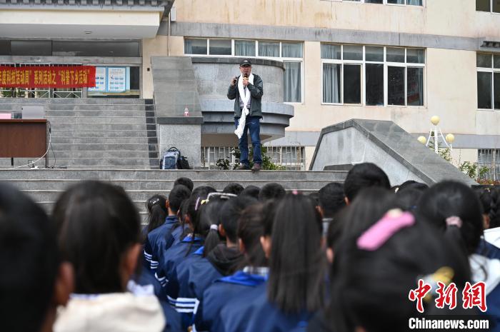 圖為西藏大學教授寧長春為中學生授課?！≮w朗 攝