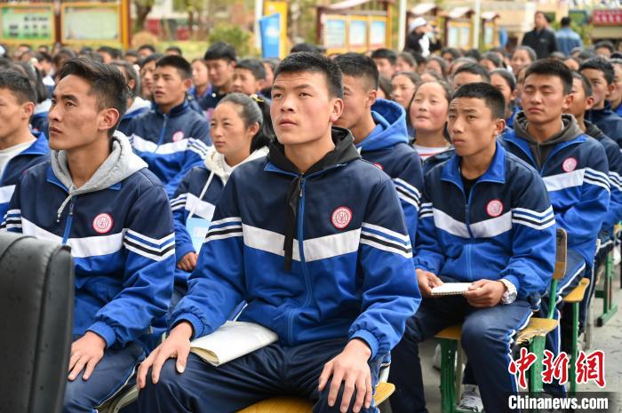圖為昌都市第五高級中學學生參加授課?！≮w朗 攝